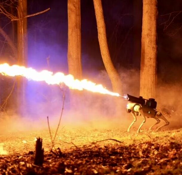 سگ رباتیک با قابلیت شعله‌افکنی تا فاصله ۱۰ متری