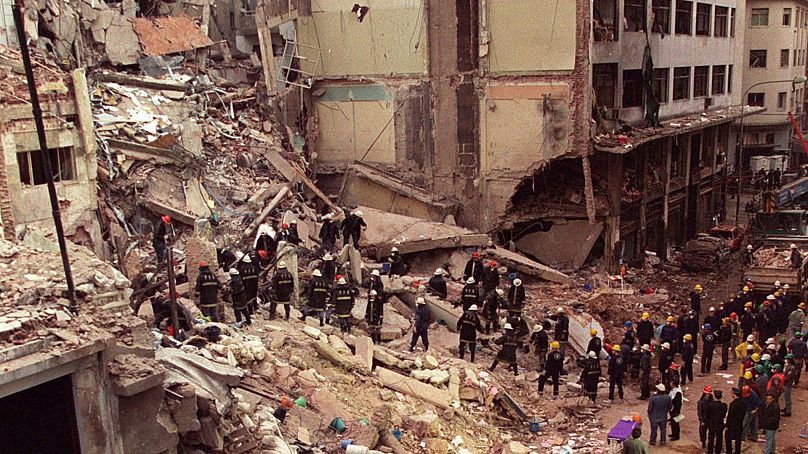 انفجار یک خودروی بمب گذاری شده در ساختمانی در مرکز جامعه یهودیان بوئنوس آیرس (آمیا)، آرژانتین، ژوئیه ۱۹۹۴