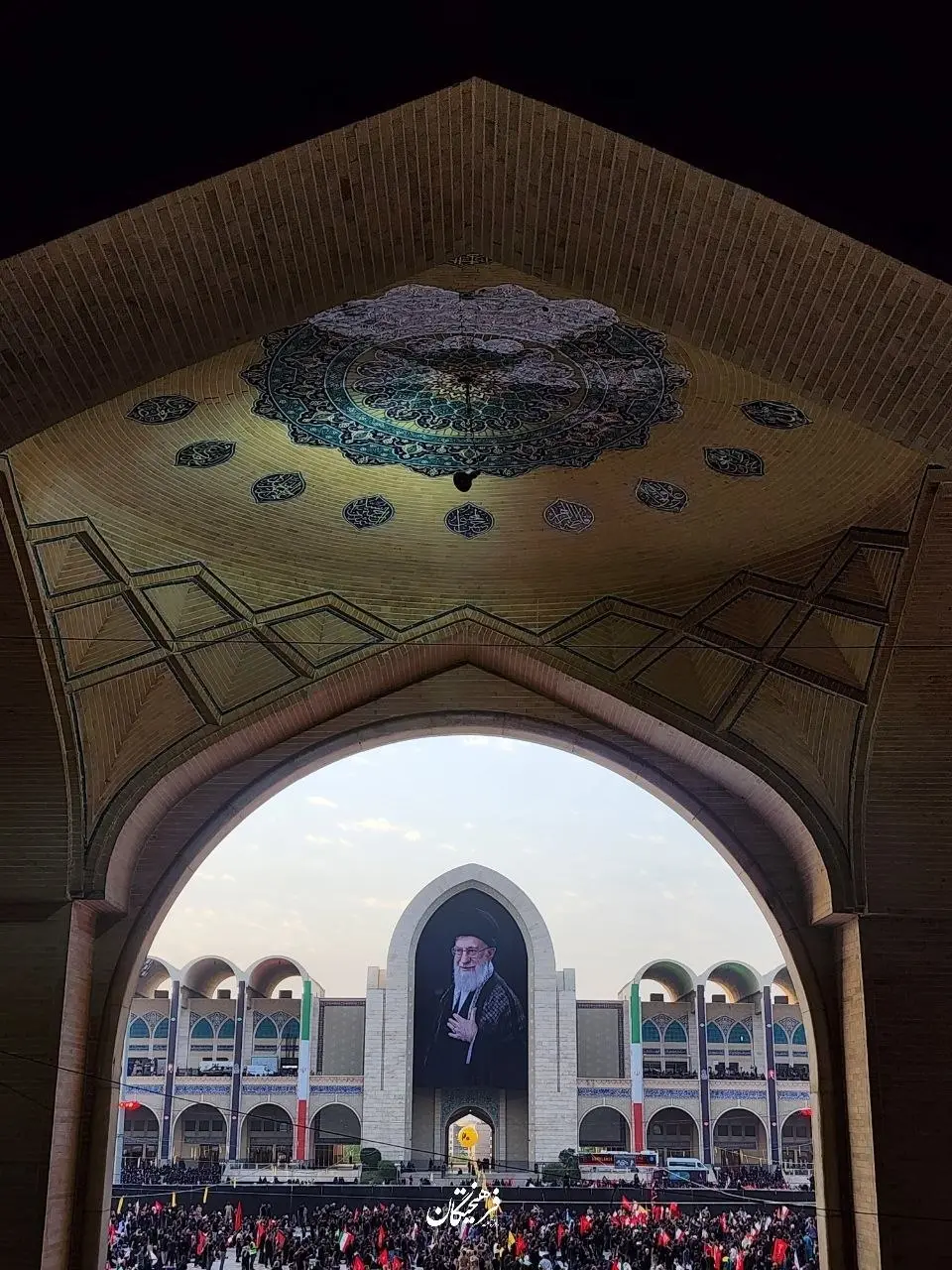 مصلی تهران چند دقیقه قبل از شروع مراسم وداع با پیکر رهبر شهید انقلاب