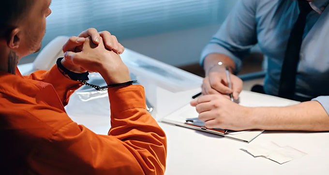 جرایم امنیتی و سیاسی و تاثیر آن بر حق ملاقات با وکیل