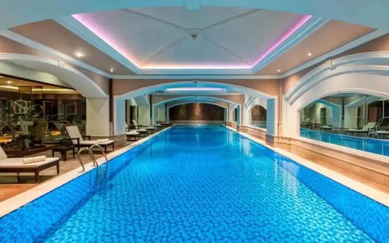 استخر؛ یکی از امکانات هتل الیت ورلد وان