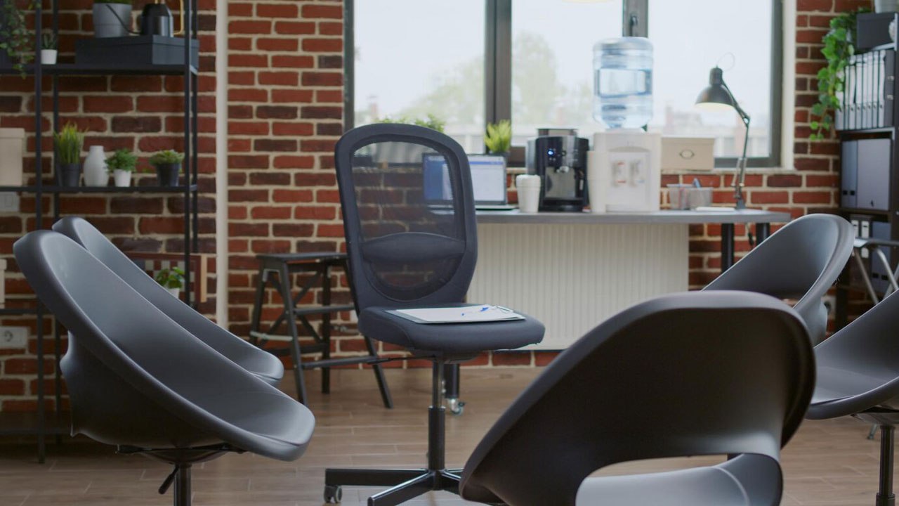 A room with chairs and a table  AI-generated content may be incorrect.