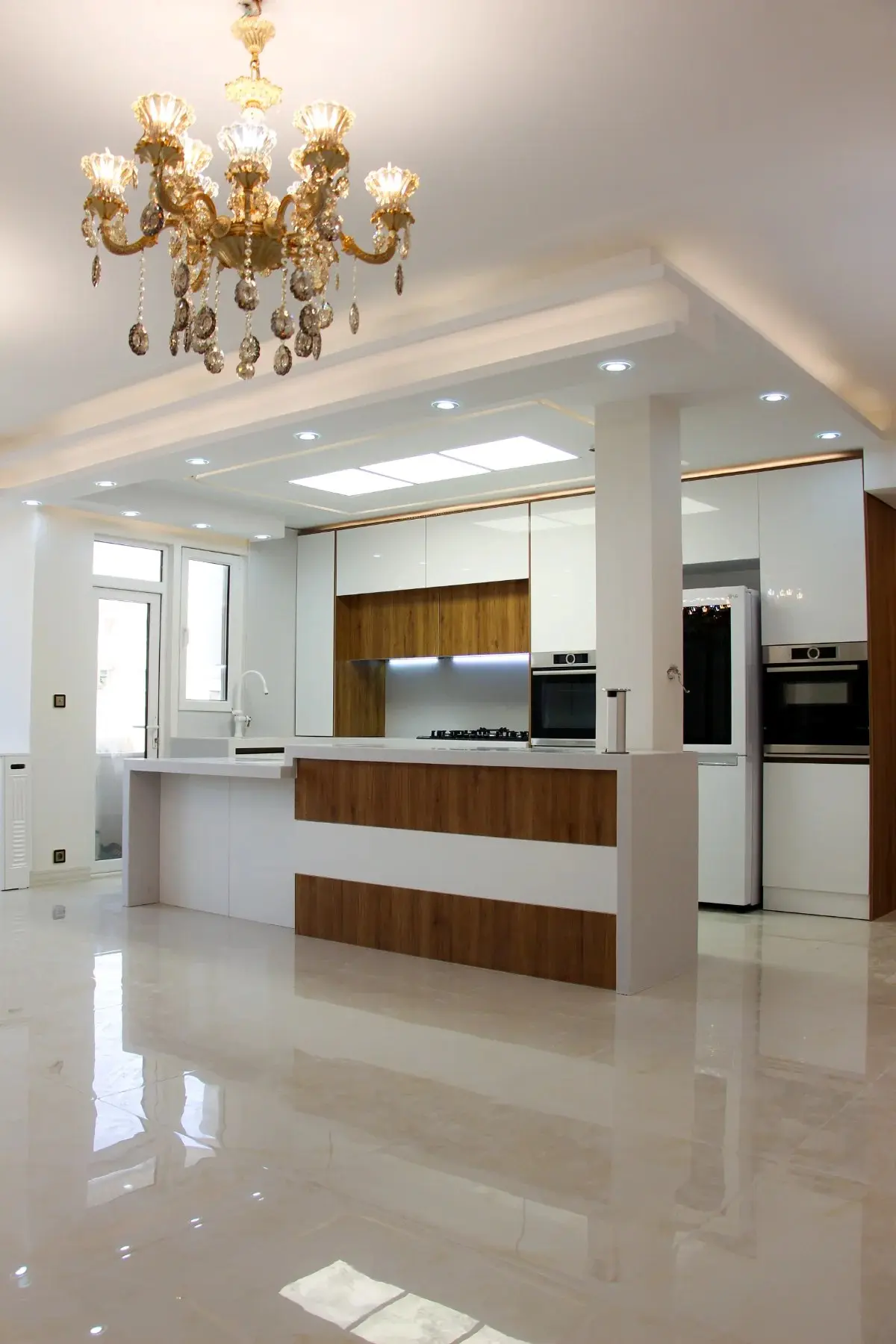 کابینت هایکلاس سفید و طرح چوب مدرن بدون دستگیره