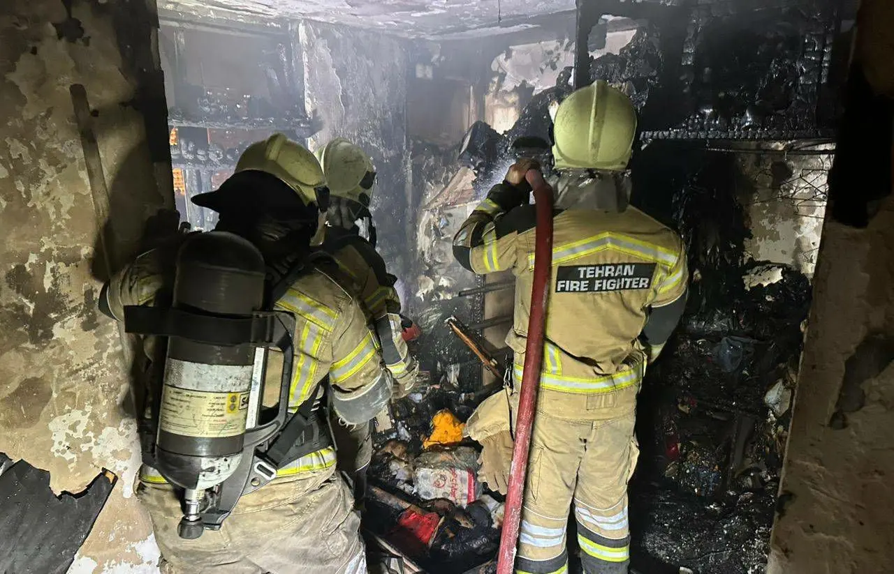 آتش سوزی مجتمع مسکونی ۵۴ واحدی در شهرک راه آهن تهران