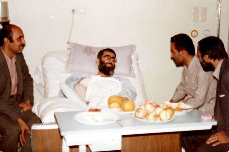 Ayatolla_Ali_Khamenei_in_Hospital_after_Assassination_by_khamenei.ir02