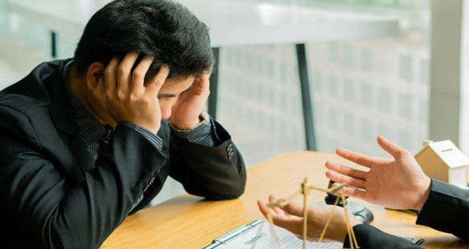 چرا برخی از متهمان از حق ملاقات با وکیل محروم می‌شوند؟