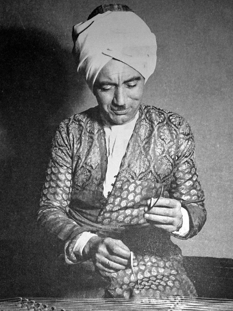 ابوالحسن‌خان صبا در لباس محلی