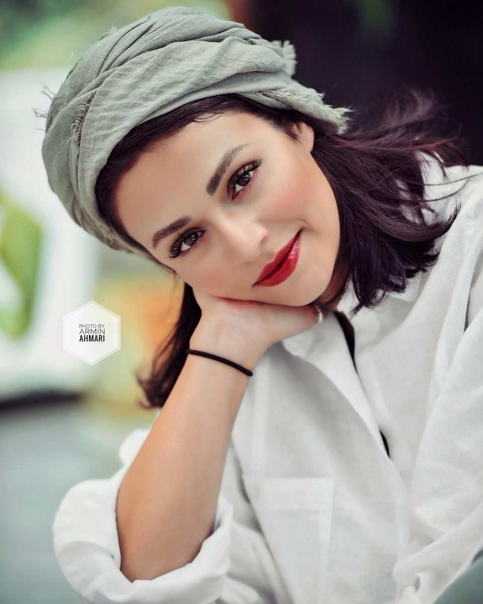 ژست-های-جذاب-سوگل-خلیق-با-لباسی-سفید-2
