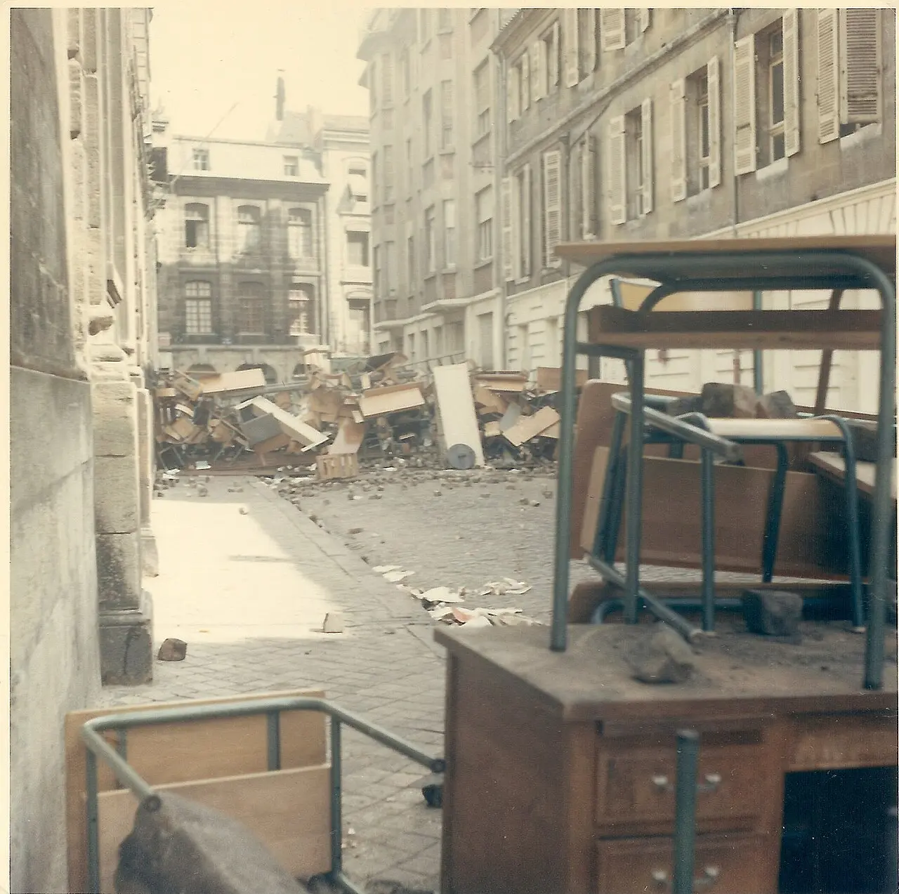 1968-05_Évènements_de_mai_à_Bordeaux_-_Rue_Paul-Bert_1