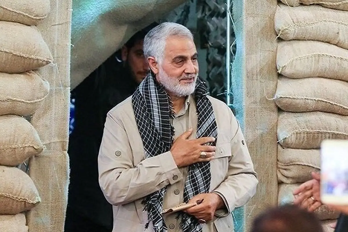 خاطره حاج قاسم از کتک زدن پاسبان زمان شاه به خاطر تعرض به دختر بی‌حجاب!
