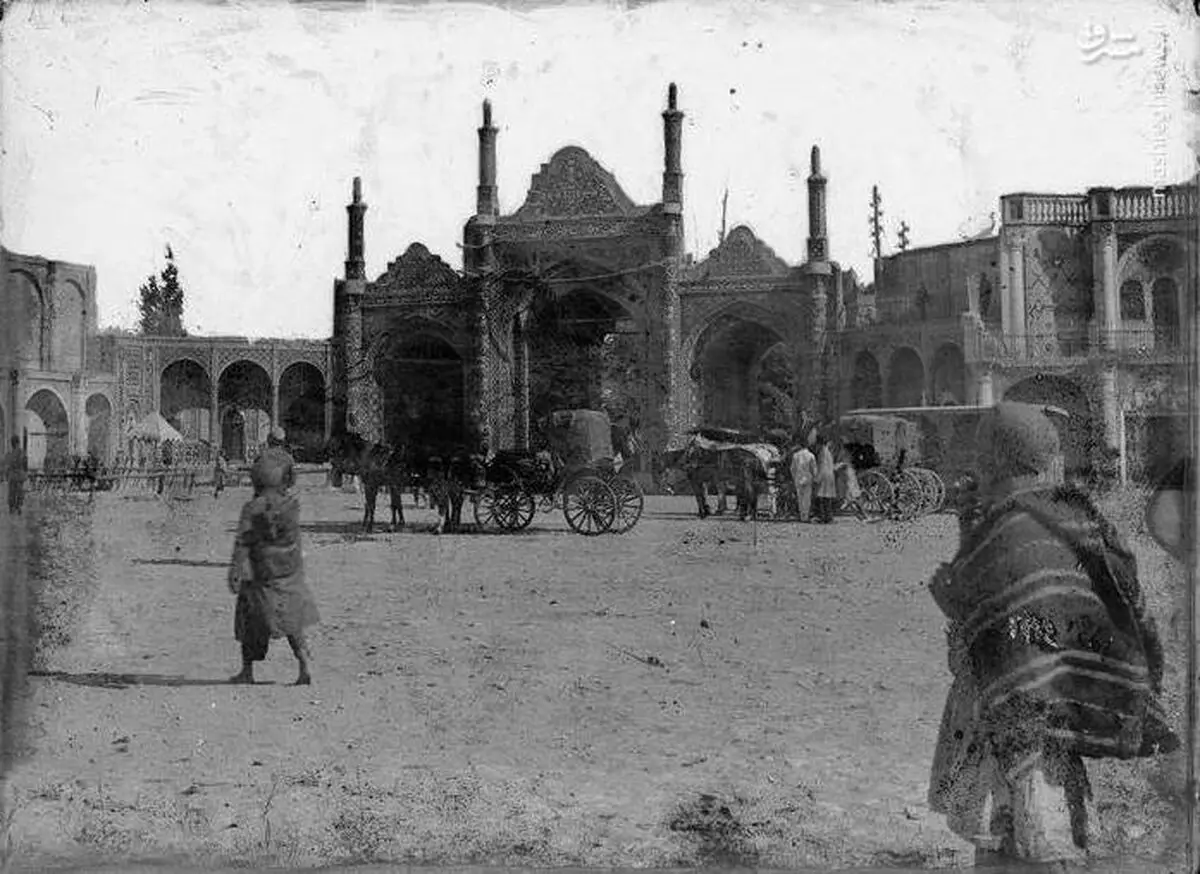 سفر در زمان؛ عکس یادگاری مردان قاجاری روی یکی از پشت‌بام‌های تهران نزدیک «تکیه دولت» 