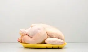 چرا با وجود انرژی، خوراک و دلار رانتی ۲۸۵۰۰، مرغ در ایران ۷۰ درصد گران‌تر از ترکیه به دست مردم می‌رسد؟