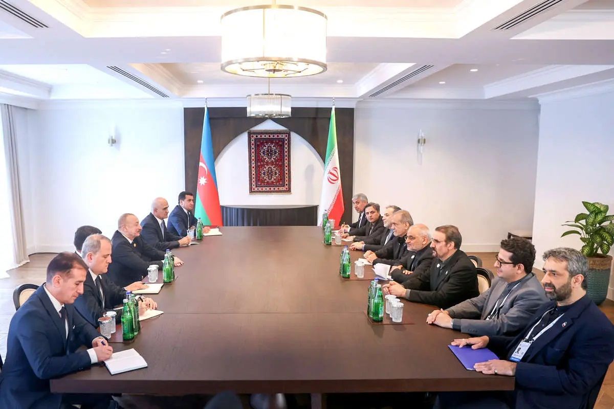 برخاستن پزشکیان هنگام ورود علیاف، حتی اگر نشانه ادب بود، ادب بیموقع بود