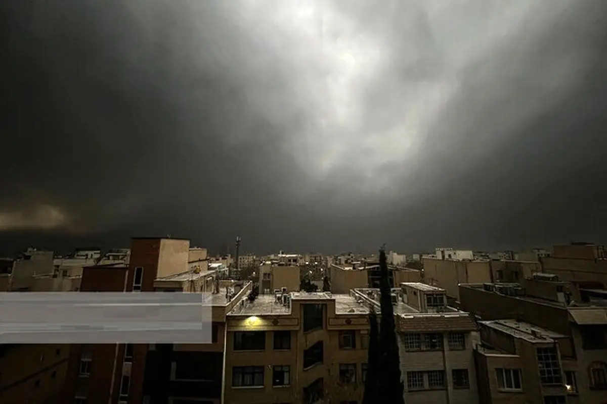 دوده مخازن نفتی از آسمان تهران در حال تخلیه است