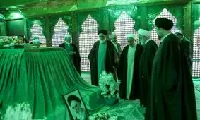 فاتحه خوانی محسنی اژه‌ای و سید حسن خمینی بر مزار آیت الله هاشمی/ عکس