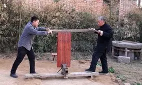 ساخت صندلی تاشو با یک تکه چوب بزرگ از یک استاد چینی/ ویدئو