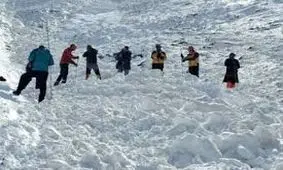 تلاش نفس‌گیر برای یافتن دو کوهنورد مدفون زیر ۱۰ متر برف/ ویدئو 