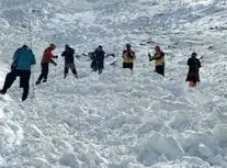 تلاش نفس‌گیر برای یافتن دو کوهنورد مدفون زیر ۱۰ متر برف/ ویدئو 