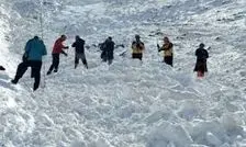 تلاش نفس‌گیر برای یافتن دو کوهنورد مدفون زیر ۱۰ متر برف/ ویدئو 