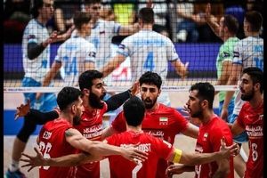 سلام نظامی والیبالیست های کشورمان قبل از شروع بازی با اسلوونی/ ویدئو