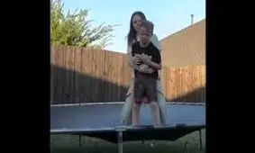 دختر ۱۰ ساله جان برادرش را در چالش ترش‌ترین آب‌نبات نجات داد/ ویدئو