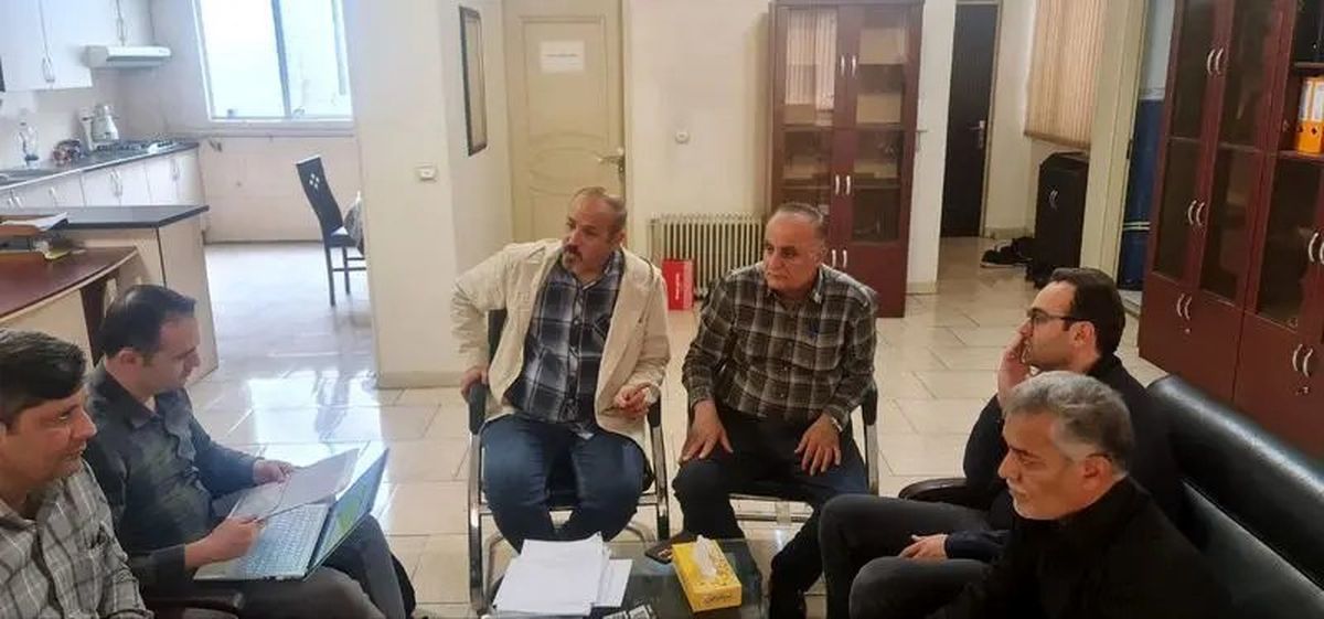 تصویری از جلسهی نمایندگان کارگری قبل از ورود به مذاکرات مزدی شورای عالی کار