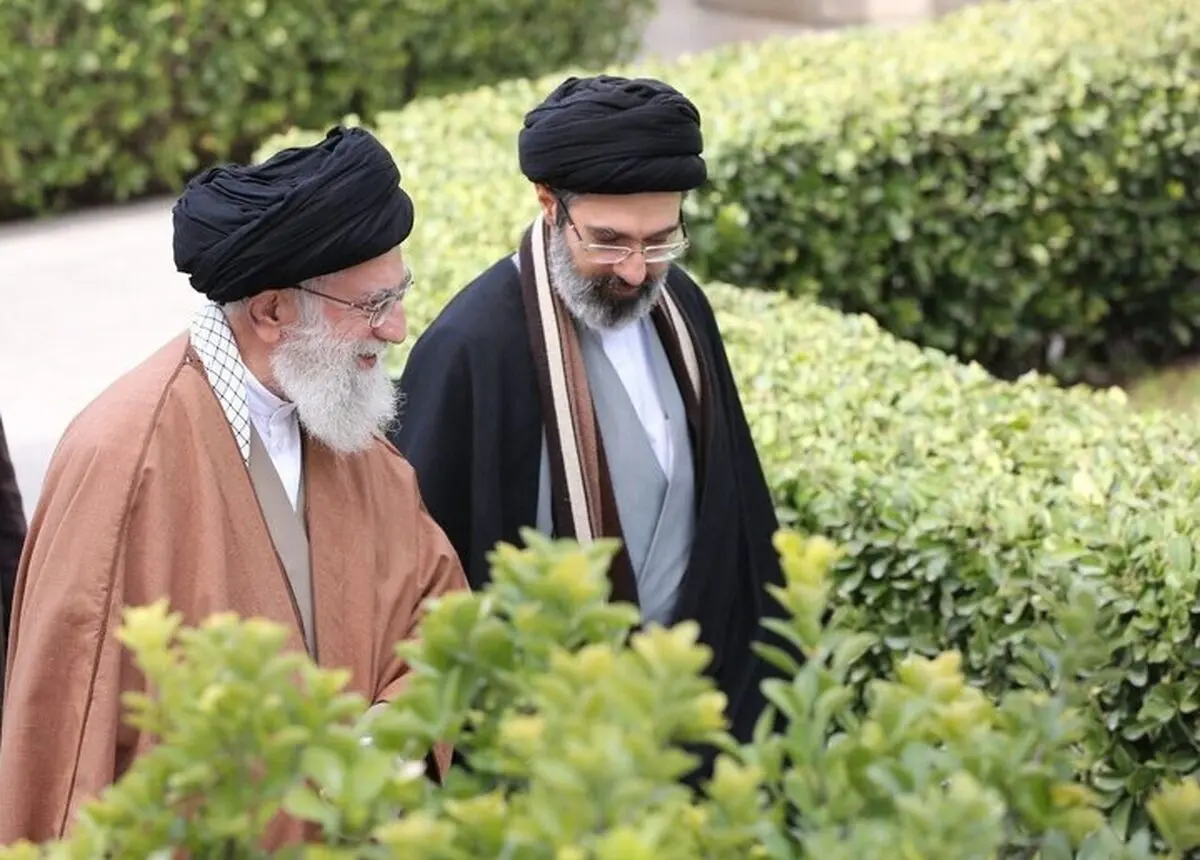 آیت الله مجتبی خامنه‌ای: رهبر شهید انقلاب، هنوز اجاق‌گازشان همان سه‌شعله‌ی قدیمی است
