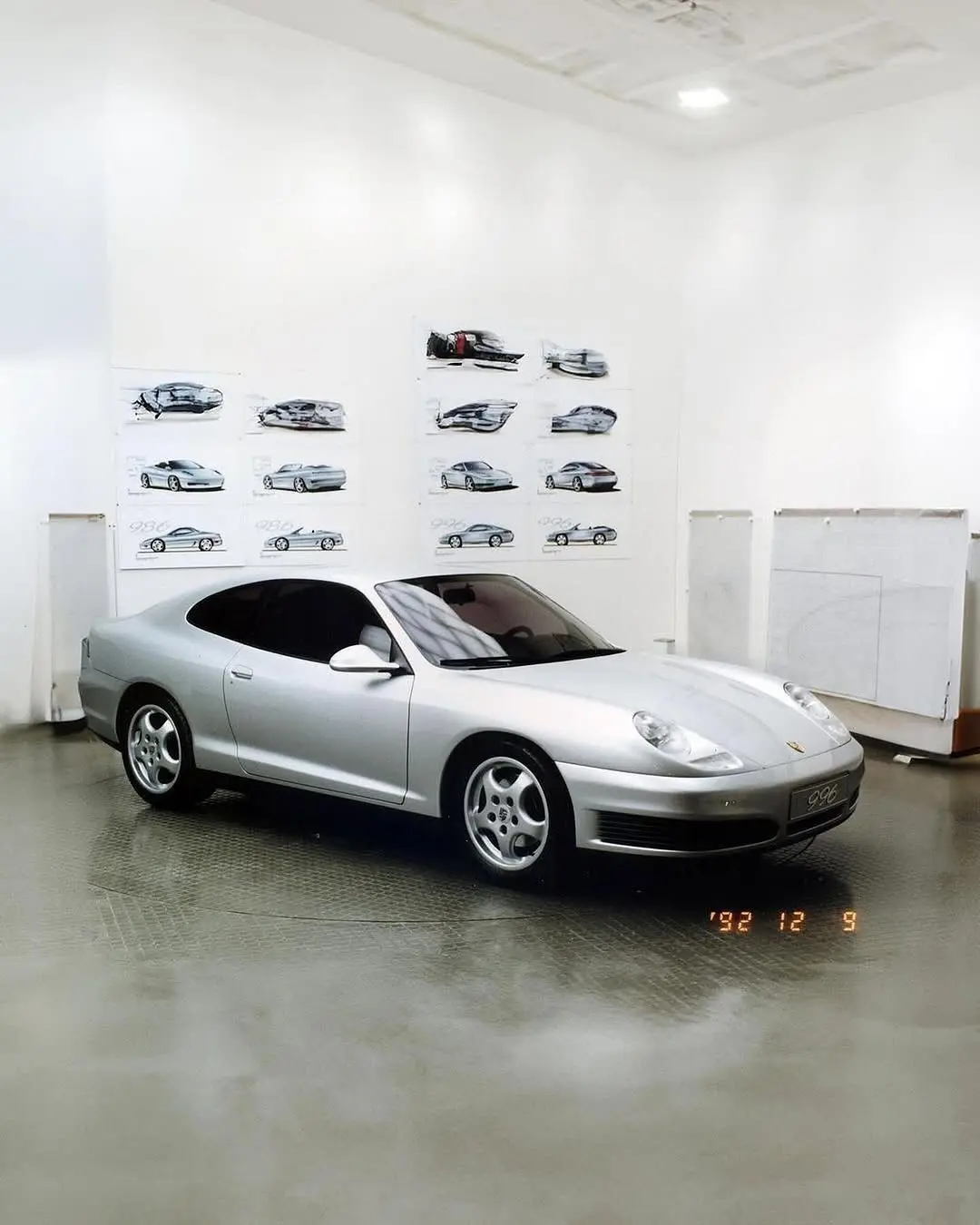 تصویری از طرح‌های پیشنهادی شرکت طراحی برتونه برای خودروهای اسپرت پورشه ۹۱۱ (کد ۹۹۶) و پورشه باکستر (کد ۹۸۶) مربوط به سال ۱۹۹۲؛ این طرح‌ها نمایانگر تلاش پورشه برای صرفه‌جویی در هزینه‌ها از طریق اشتراک‌گذاری قطعات بین دو مدل در دوران بحران مالی هستند.