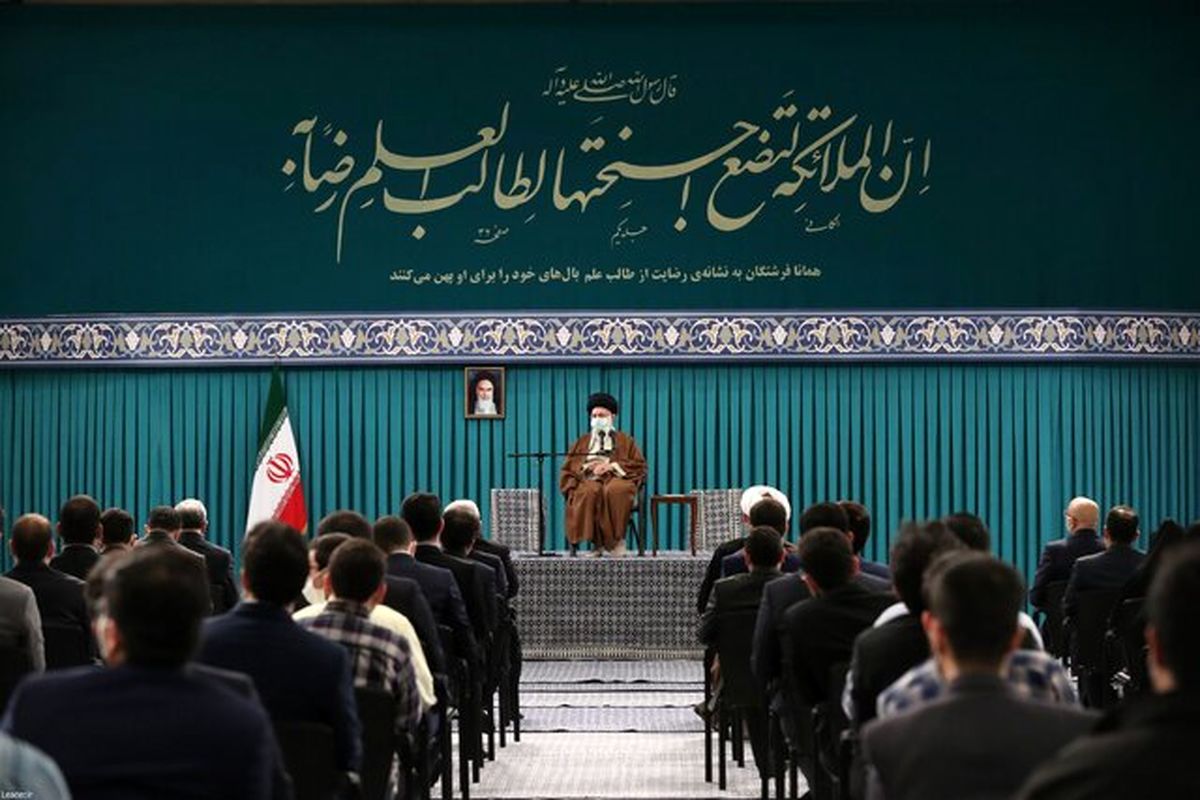 تشویق نخبگان به ترک کشور، خیانت و دشمنی است/ میتوان برای همه مشکلات کشور راهحل علمی پیدا کرد