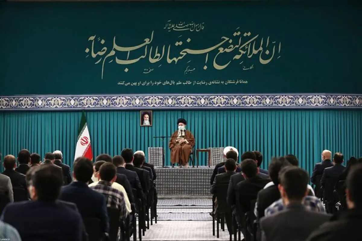 تشویق نخبگان به ترک کشور، خیانت و دشمنی است/ می‌توان برای همه مشکلات کشور راه‌حل علمی پیدا کرد