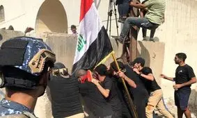 اشغال میز ریاست پارلمان عراق توسط طرفداران مقتدی صدر/ ویدئو


