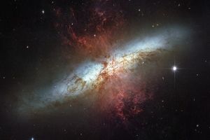 جیمز وب منتشر کرد: دو نما از کهکشان مسیه 82/ عکس