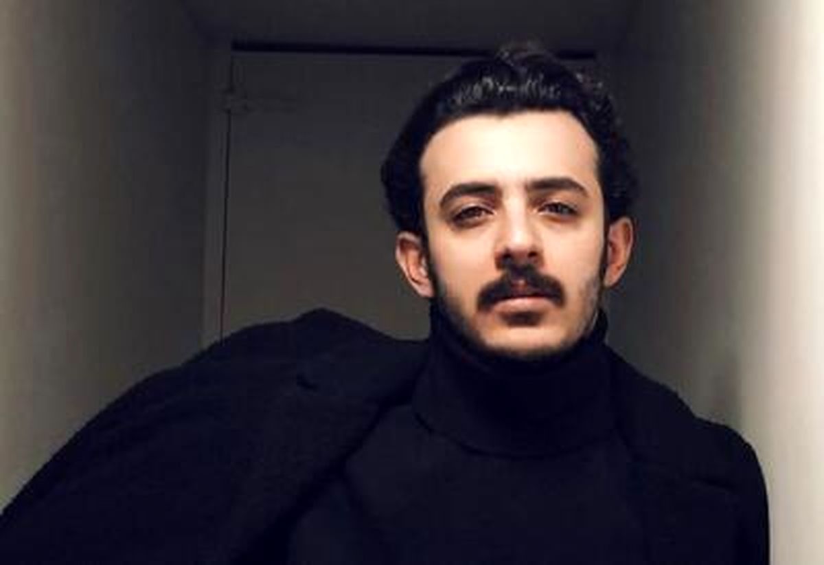 علی شادمان جایزهاش را به بازیگر تئاتر زندانی اهدا کرد