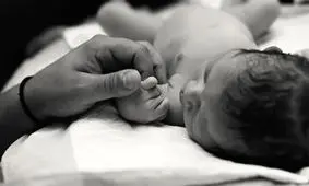 پول زایمان در بیمارستان را ندارند، قید شناسنامه را هم می‌زنند؛ «قابله می‌آید ۲۵۰هزار تومان می‌گیرد»