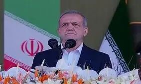 توجه رئیس جمهور به پرواز چتربازان بر فراز حرم امام خمینی در مراسم رژه روز ارتش/ ویدئو