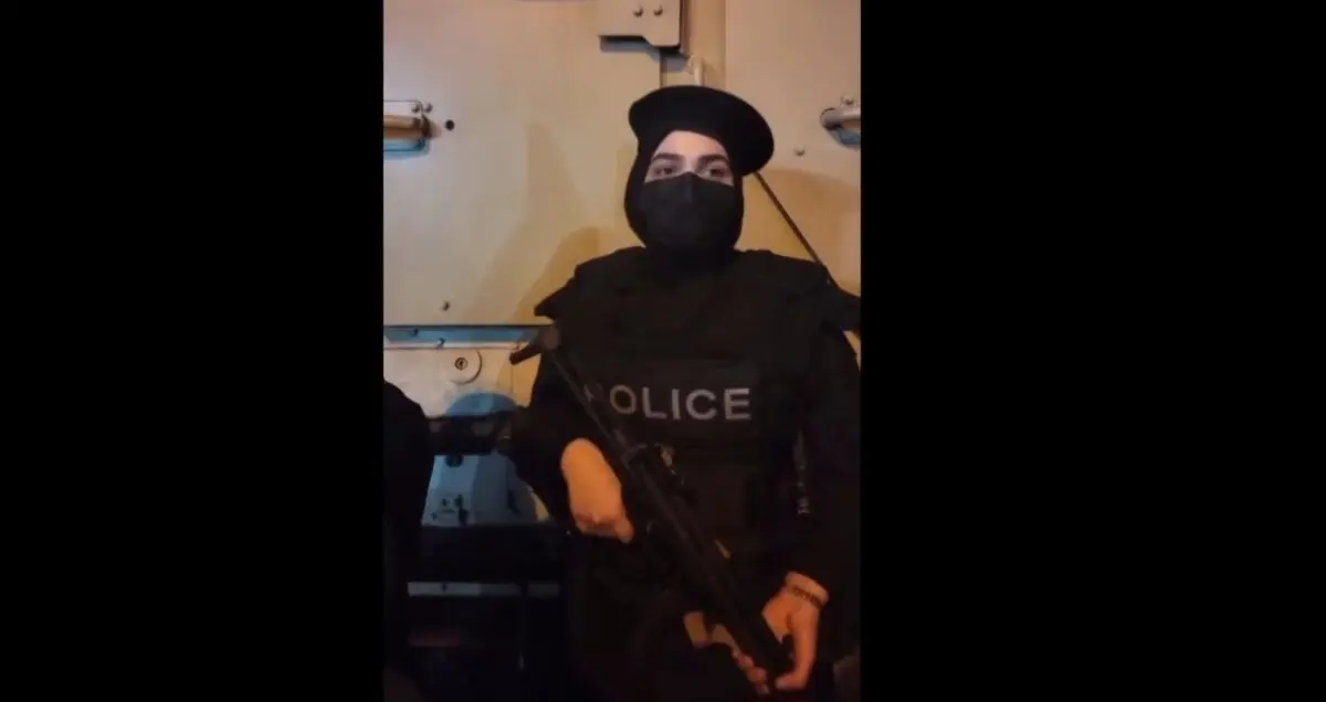 ذوق‌زدگی دختران از دیدن پلیسِ زن نوپو در میدان انقلاب