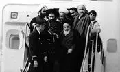 لحظه اعلام ورود امام خمینی (ره) به تهران از تلویزیون ملی در سال 57/ امیدواریم ورود آن حضرت به کشور، طلیعه برقراری آرامش، صلح و صفا میان همه ما باشد/ ویدئو

