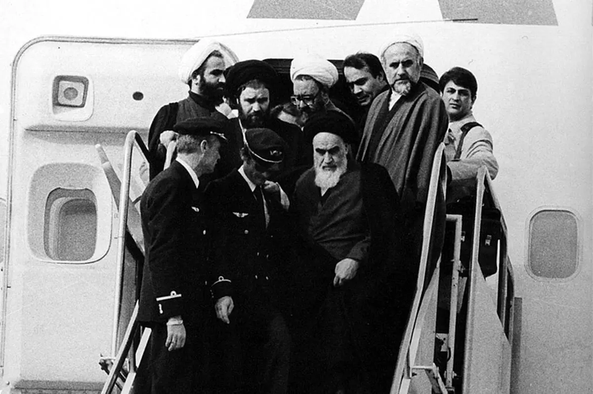 لحظه اعلام ورود امام خمینی (ره) به تهران از تلویزیون ملی در سال 57/ امیدواریم ورود آن حضرت به کشور، طلیعه برقراری آرامش، صلح و صفا میان همه ما باشد/ ویدئو

