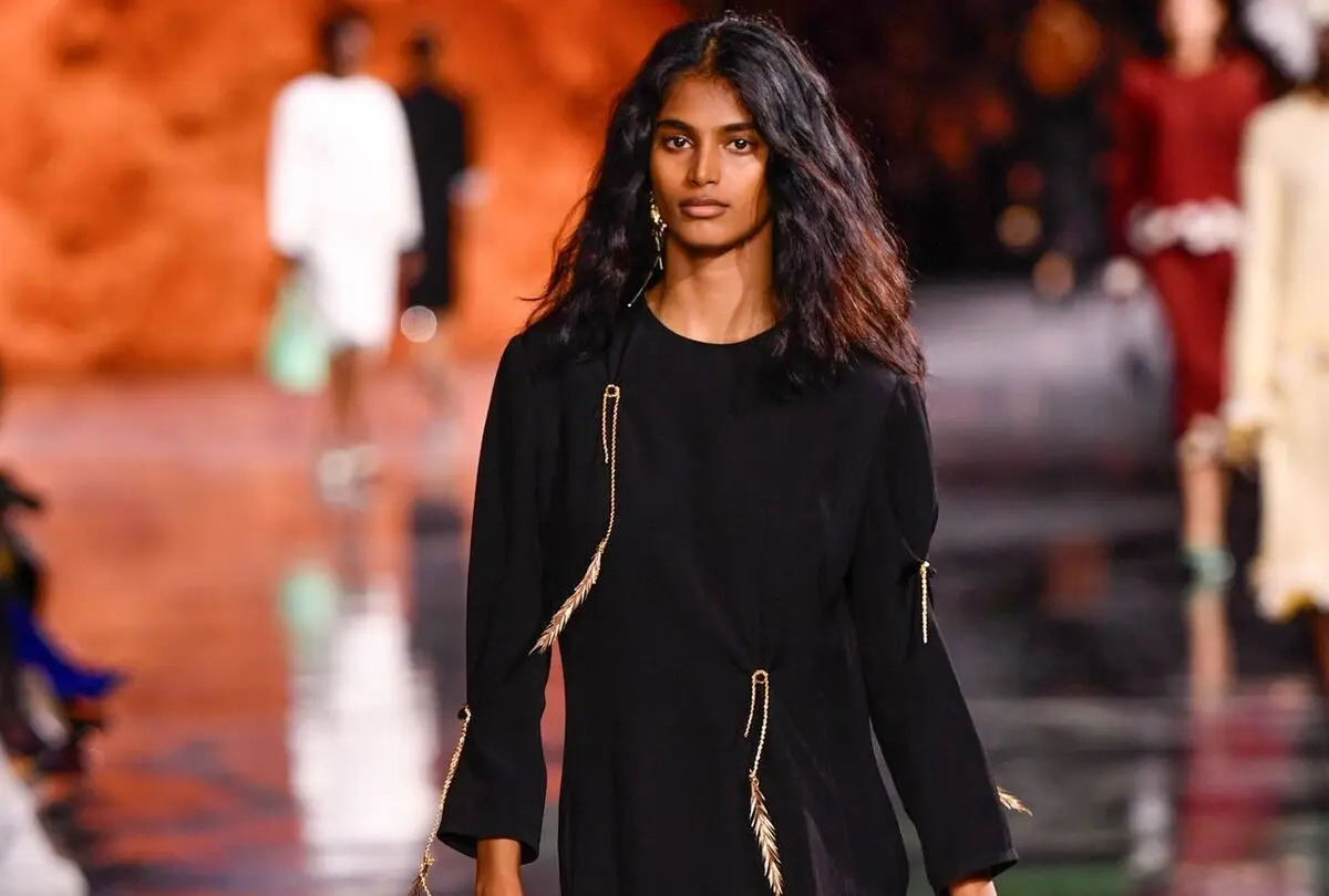 سادگی در مراسمی ادایی | چرا لباس زن هندی در مت‌گالا جنجالی شد؟ | بهاویتا مانداوا کیست؟