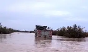 تصاویر نفس‌گیر از گرفتار شدن راننده کامیون در سیلاب کرمان/ ویدئو