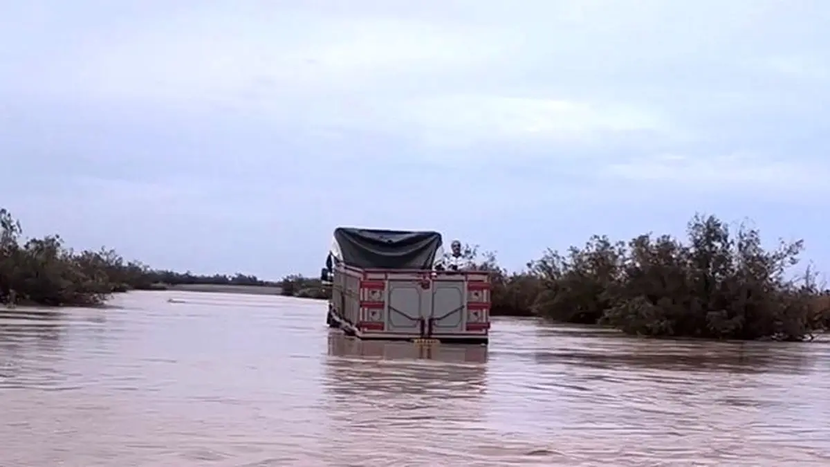 تصاویر نفس‌گیر از گرفتار شدن راننده کامیون در سیلاب کرمان/ ویدئو