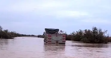 تصاویر نفس‌گیر از گرفتار شدن راننده کامیون در سیلاب کرمان/ ویدئو