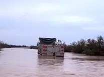 تصاویر نفس‌گیر از گرفتار شدن راننده کامیون در سیلاب کرمان/ ویدئو