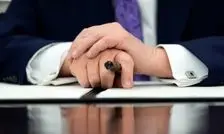 عکس «سوراخ» روی دست ترامپ جنجالی شد