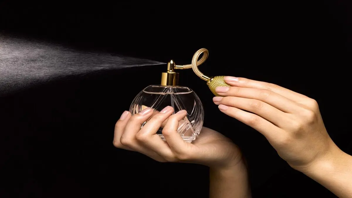 آموزش عطر زدن توسط پدر تشریفات ایران در صداوسیما / ویدئو