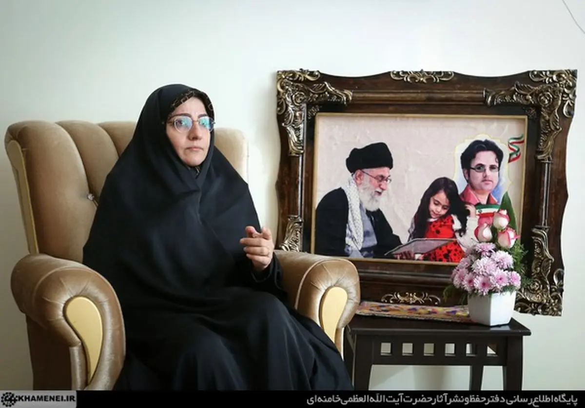  همسر دانشمند شهید رضایی‌نژاد: باورمان نمی‌شود که رهبر انقلاب شهید شدند/ چرا رهبر شهید انقلاب برای آرمیتا رضایی‌نژاد بیشتر از فرزندان شهدای دیگر وقت می‌گذاشتند؟/ ویدئو