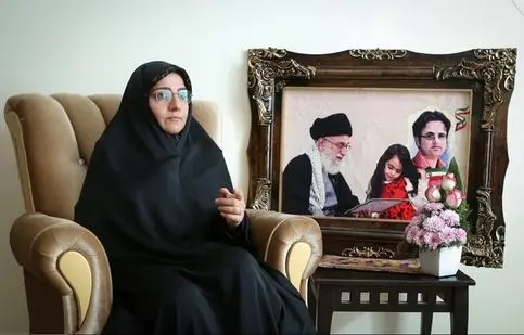  همسر دانشمند شهید رضایی‌نژاد: باورمان نمی‌شود که رهبر انقلاب شهید شدند/ چرا رهبر شهید انقلاب برای آرمیتا رضایی‌نژاد بیشتر از فرزندان شهدای دیگر وقت می‌گذاشتند؟/ ویدئو
