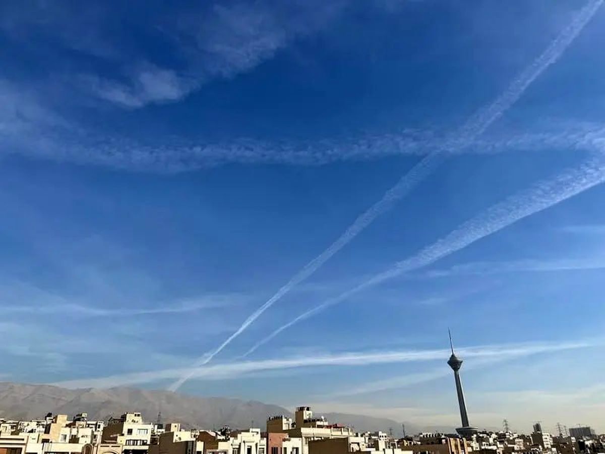 ماجرای ابرهای خطی در آسمان تهران چیست؟ 