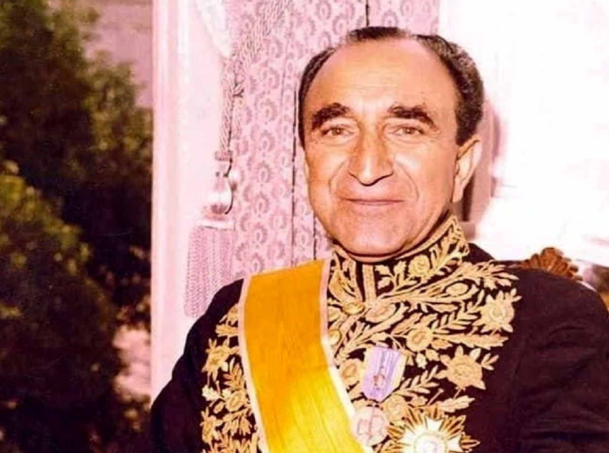 سفر در تاریخ؛ «اسدالله علم» در حال قدم زدن با «محمدرضا پهلوی»؛ دهه 40 