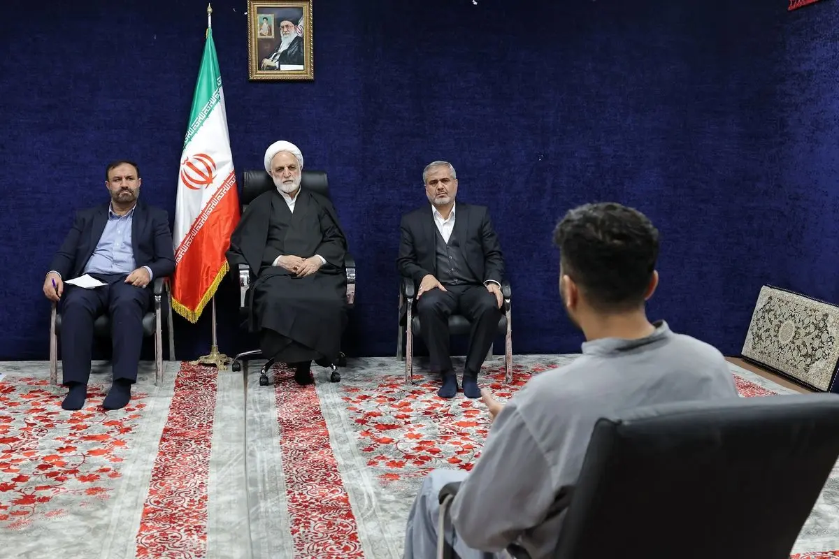 بازدید ۵ ساعته رئیس قوه قضاییه از ندامتگاهِ محل نگهداری برخی از متهمین ارتکاب اعمال تروریستی و آشوبگری/ اژه‌ای: در صدد هستیم ترتیباتی اتخاذ کنیم تا با لحاظ موارد قانونی محاکمه برخی از عناصر اصلی اغتشاشات اخیر، علنی و همراه با انتشار رسانه‌ای باشد

